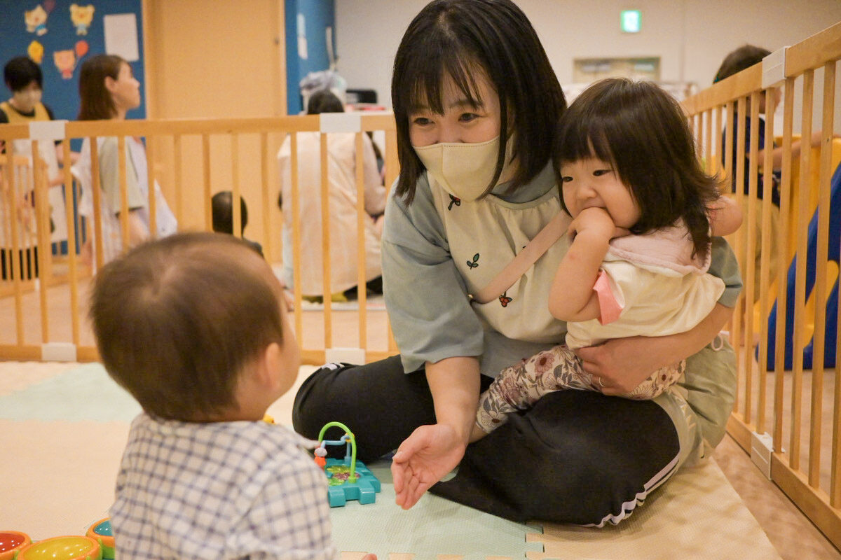園児を抱っこする保育士(ひよこルーム妙蓮寺保育園)